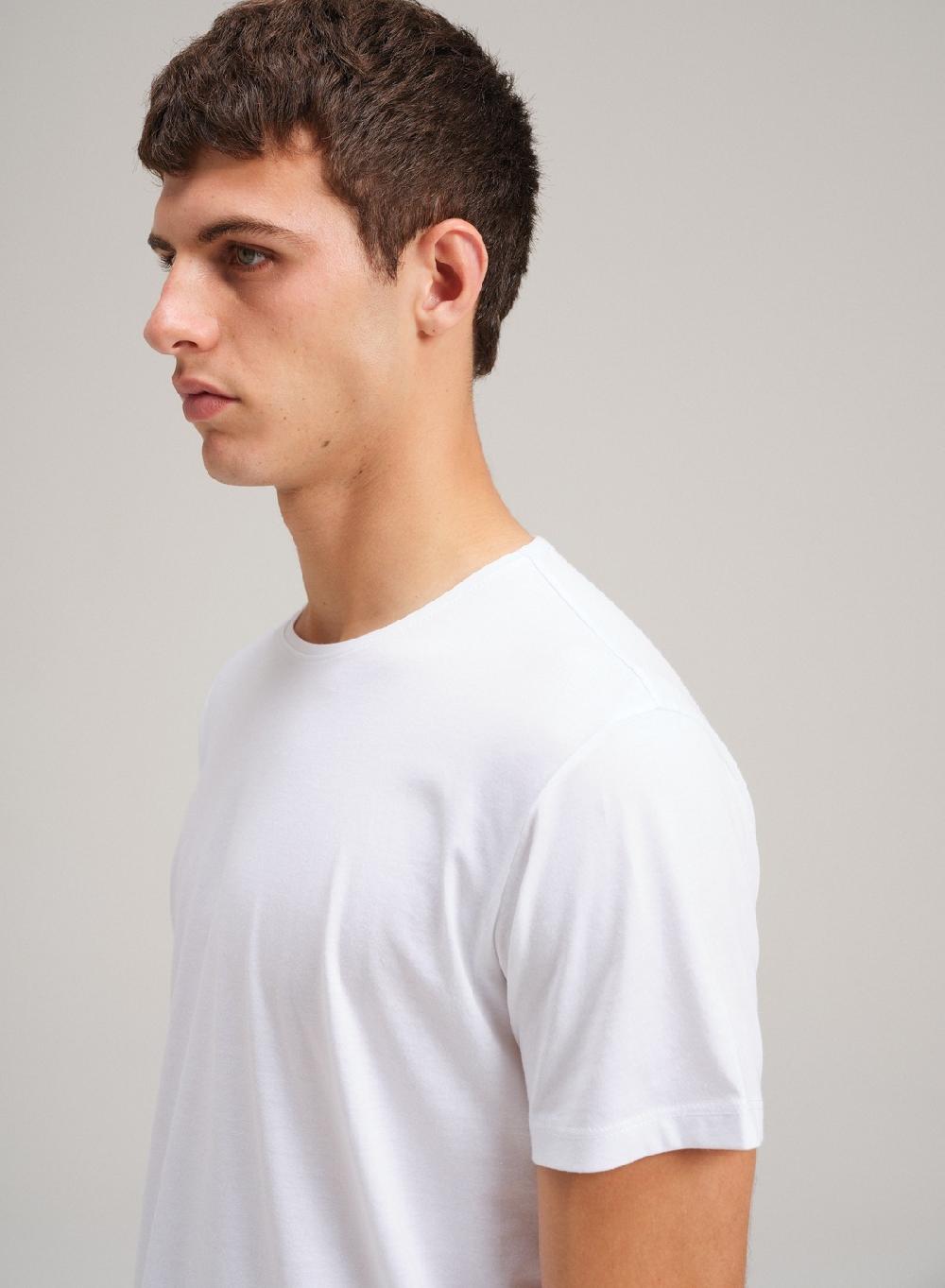 Etiqueta negra Remera luxury cuello U