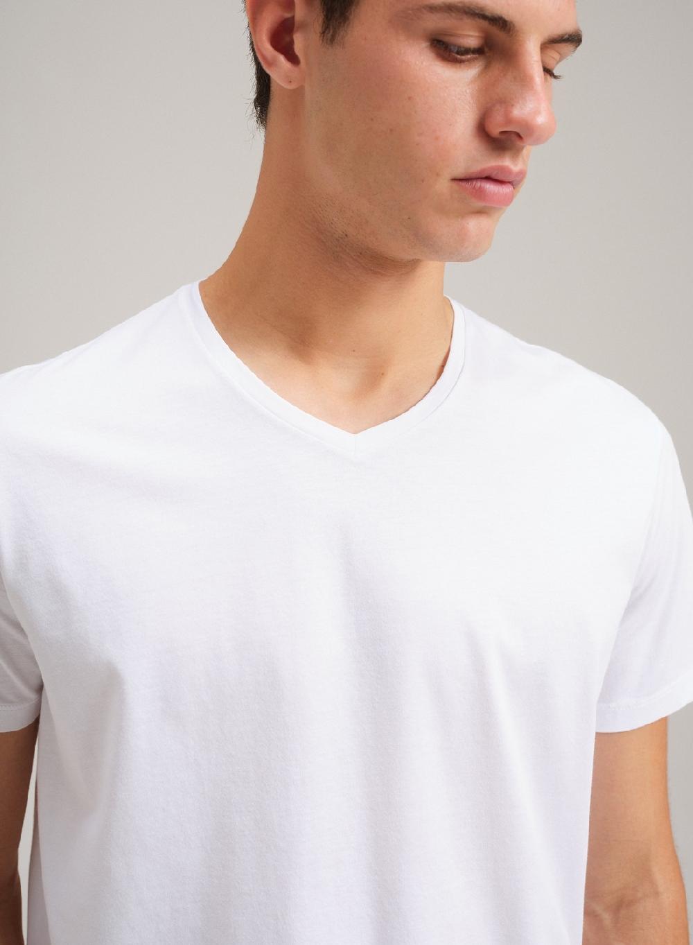 Etiqueta negra Remera luxury cuello V