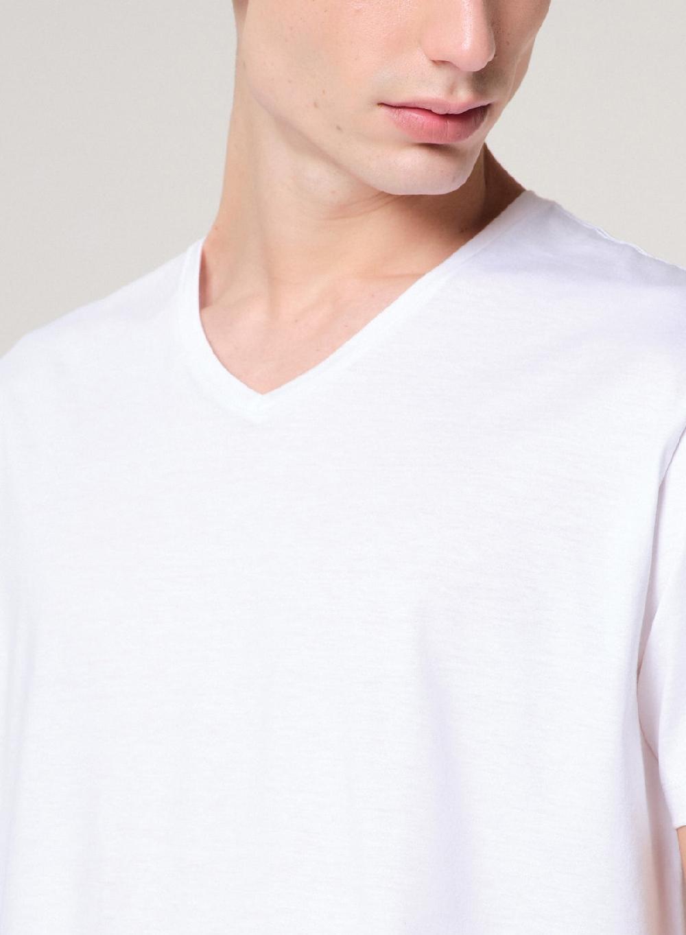 Etiqueta negra Remera luxury cuello V