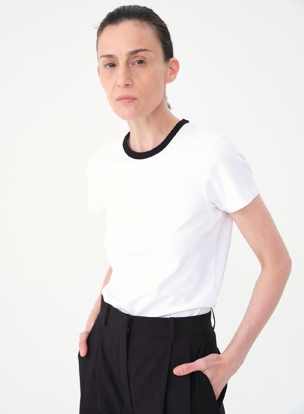 Etiqueta negra Remera rib combinada