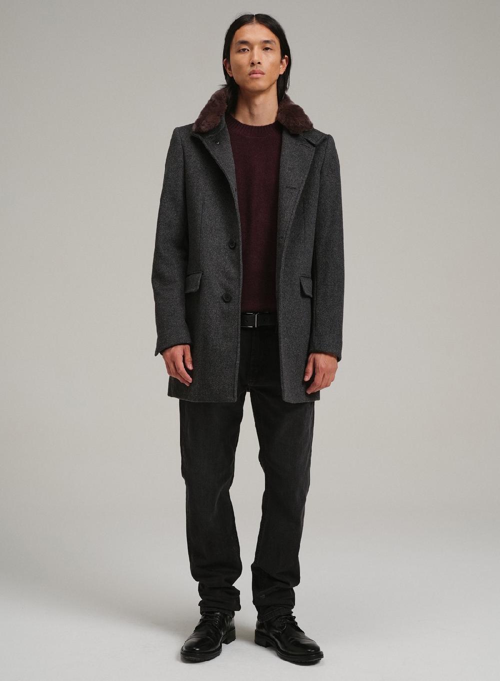 Etiqueta negra Sobretodo mao piel