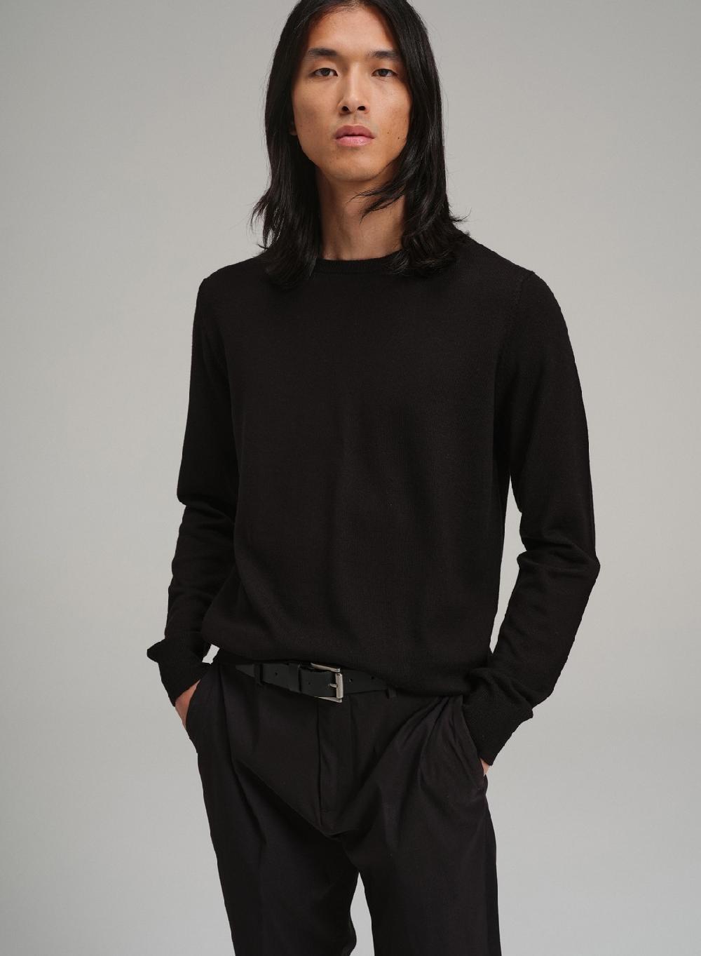 Etiqueta negra Sweater cuello U merino