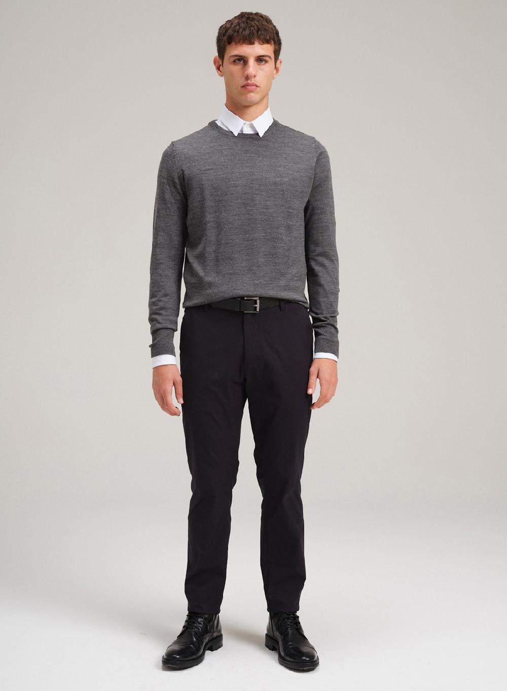 Etiqueta negra Sweater cuello U merino