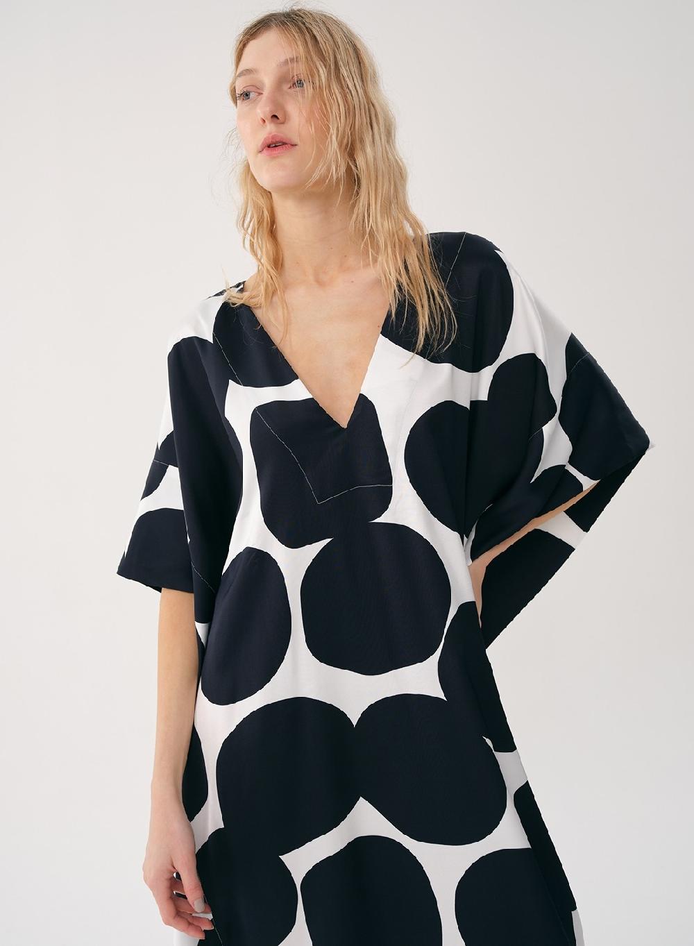 Etiqueta negra VESTIDO SATEN ESTAMPADO