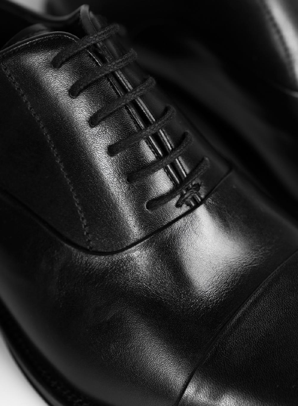 Etiqueta Negra Zapato Acordonado Recorte Y Puntera