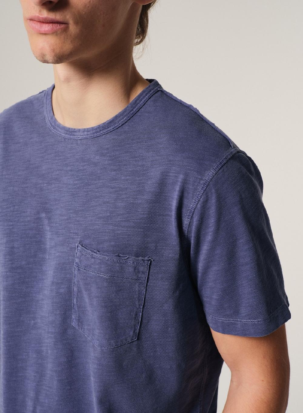 Etiqueta Negra Remera Cuello U Flame Con Bolsillo Pigment Dye