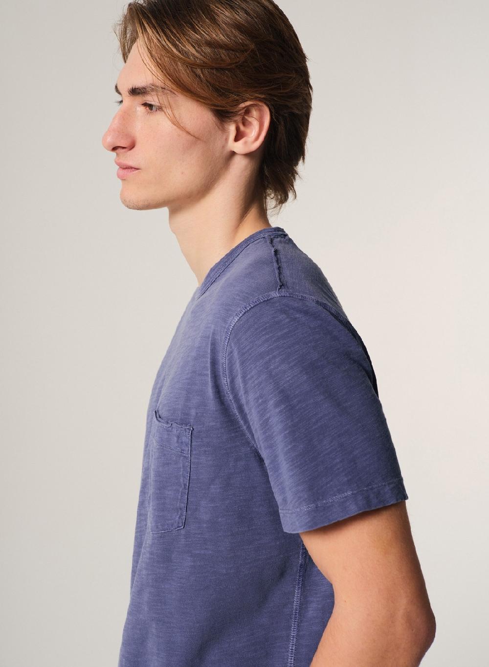 Etiqueta Negra Remera Cuello U Flame Con Bolsillo Pigment Dye