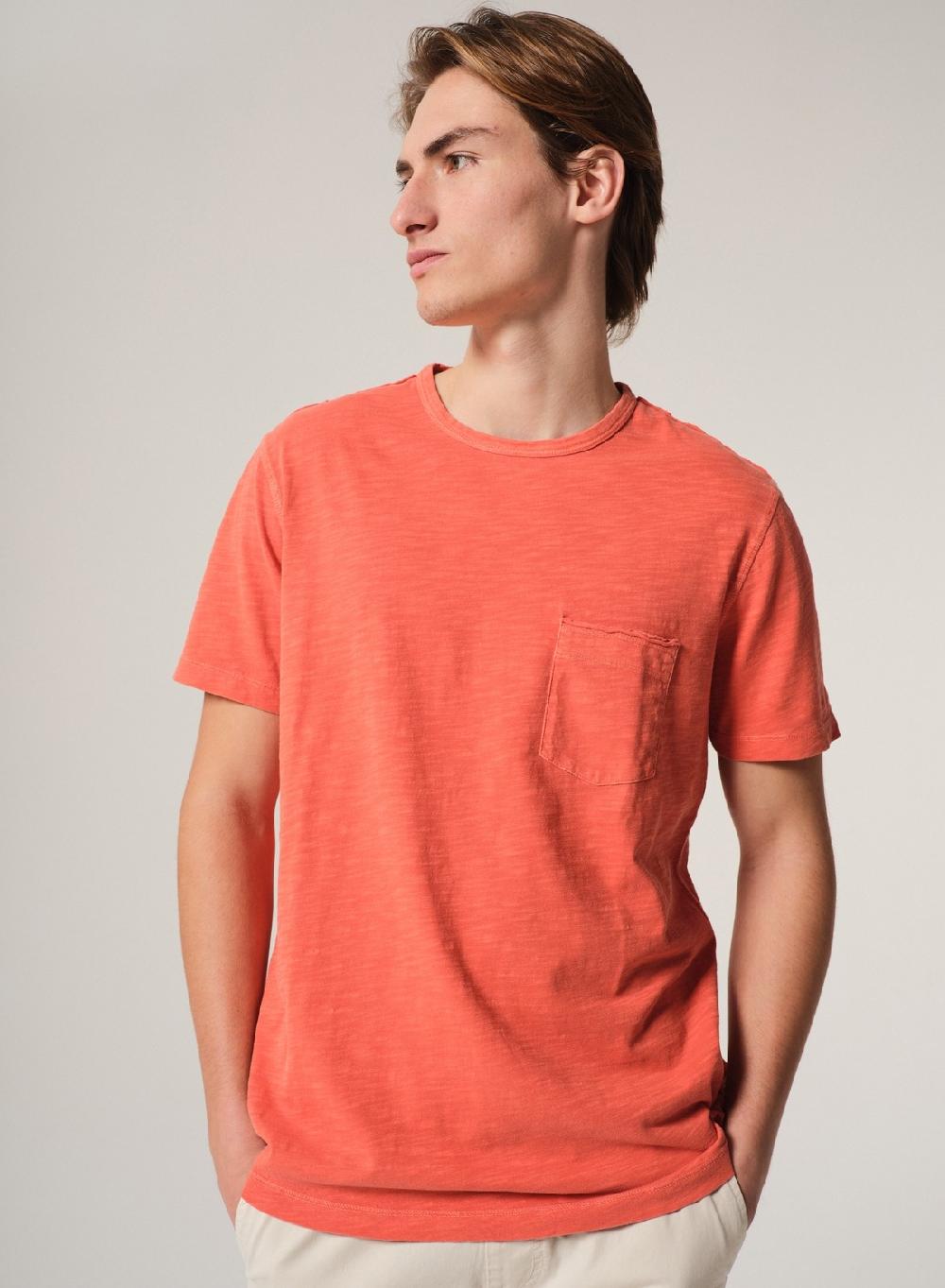 Etiqueta Negra Remera Cuello U Flame Con Bolsillo Pigment Dye