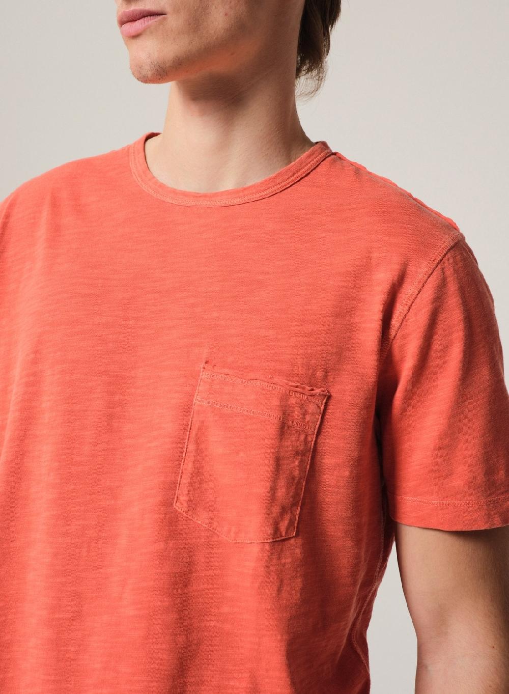 Etiqueta Negra Remera Cuello U Flame Con Bolsillo Pigment Dye