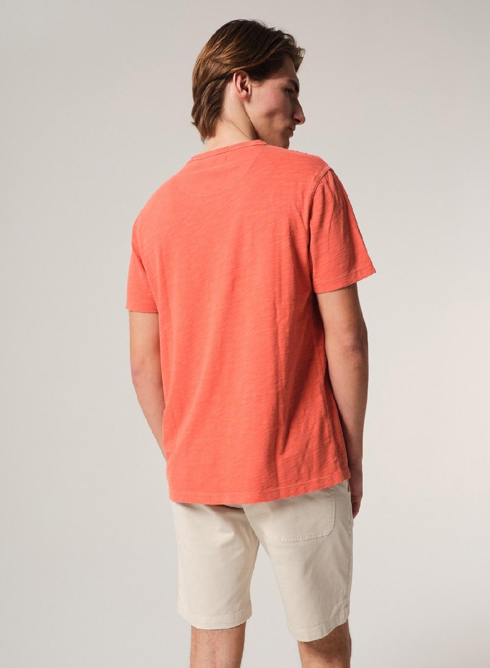 Etiqueta Negra Remera Cuello U Flame Con Bolsillo Pigment Dye