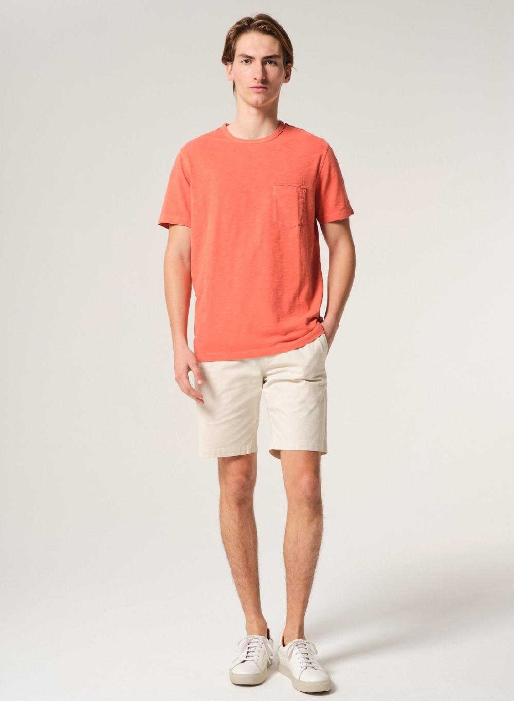 Etiqueta negra Remera cuello u flame con bolsillo pigment dye