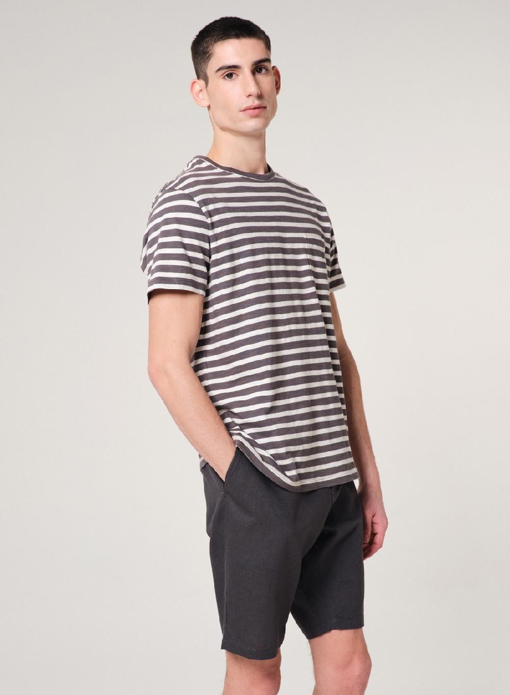 Etiqueta Negra Remera Cuello U Rayas Bolsillo Manga Corta