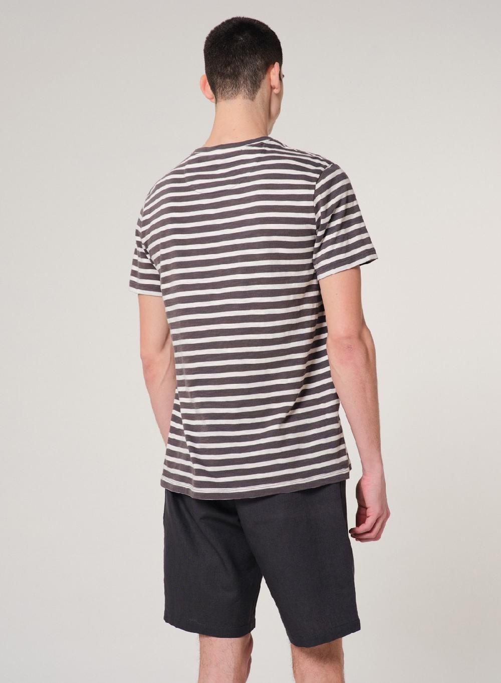 Etiqueta Negra Remera Cuello U Rayas Bolsillo Manga Corta