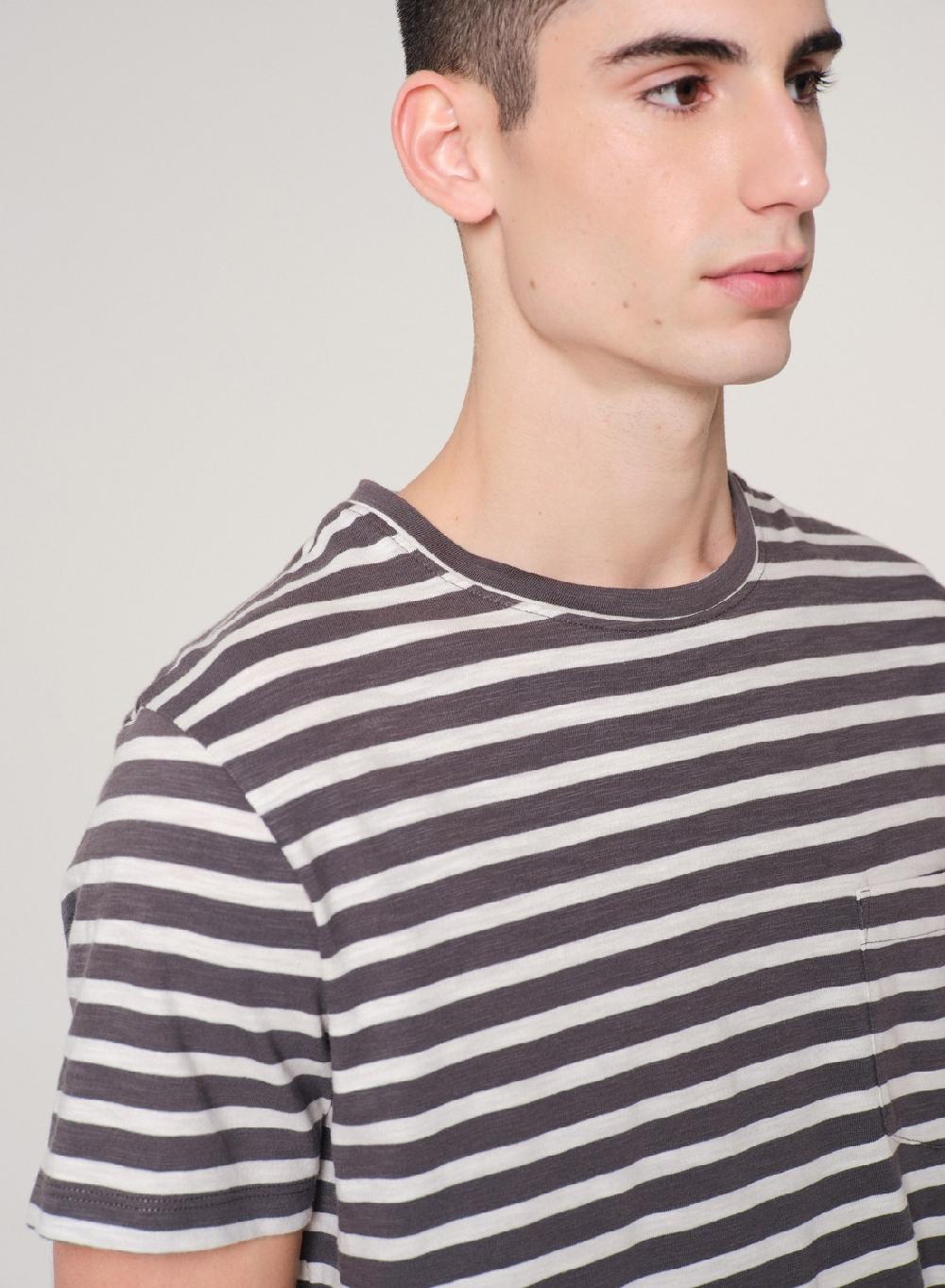 Etiqueta negra Remera cuello U rayas bolsillo manga corta