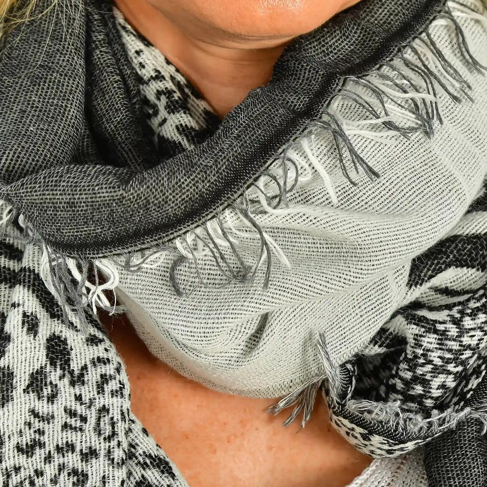 Firenze Artegiani Fular Bufanda Diseño Animal Print Doble Solapa Modal Y Lana. Made In Italy