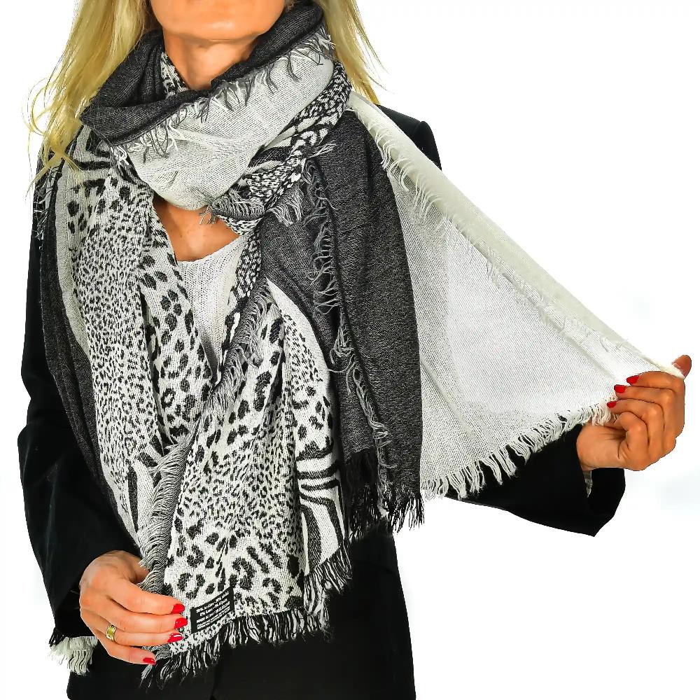 Firenze Artegiani Fular Bufanda Diseño Animal Print Doble Solapa Modal Y Lana. Made In Italy