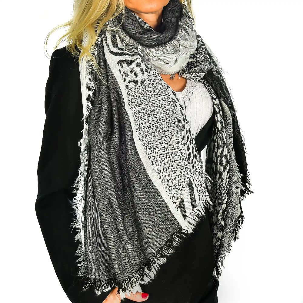 Firenze Artegiani Fular Bufanda Diseño Animal Print Doble Solapa Modal Y Lana. Made In Italy