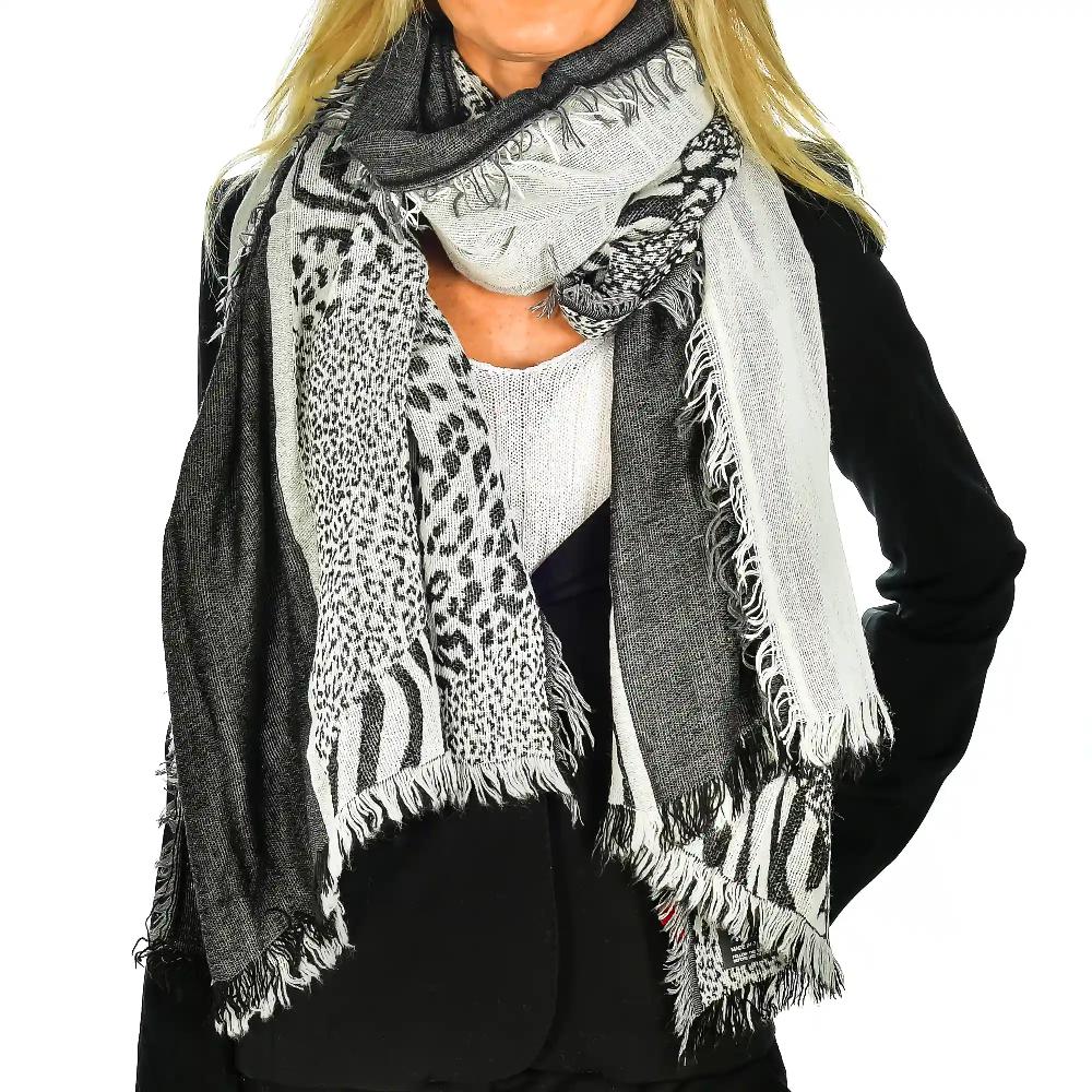 Firenze Artegiani Fular Bufanda Diseño Animal Print Doble Solapa Modal Y Lana. Made In Italy