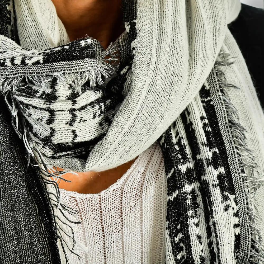 Firenze Artegiani Fular Bufanda Diseño Lineal Doble Solapa Modal Y Lana. Made In Italy