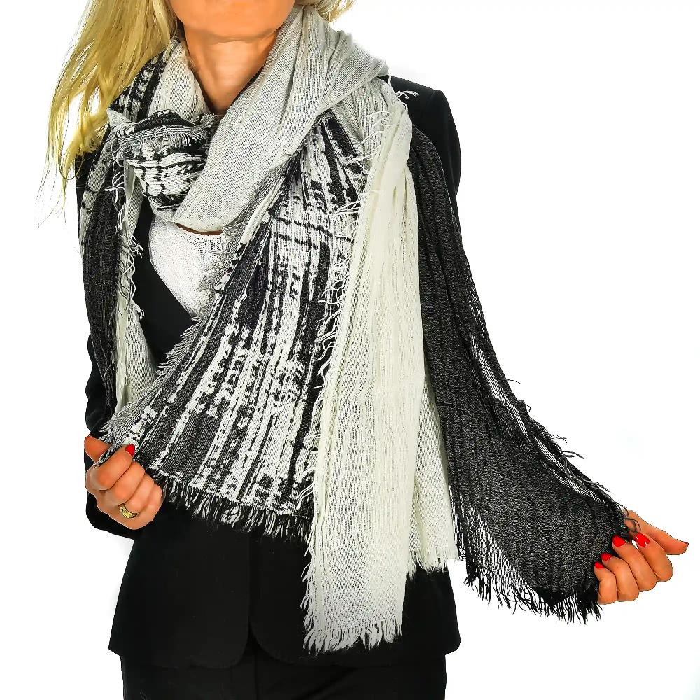 Firenze Artegiani Fular Bufanda Diseño Lineal Doble Solapa Modal Y Lana. Made In Italy