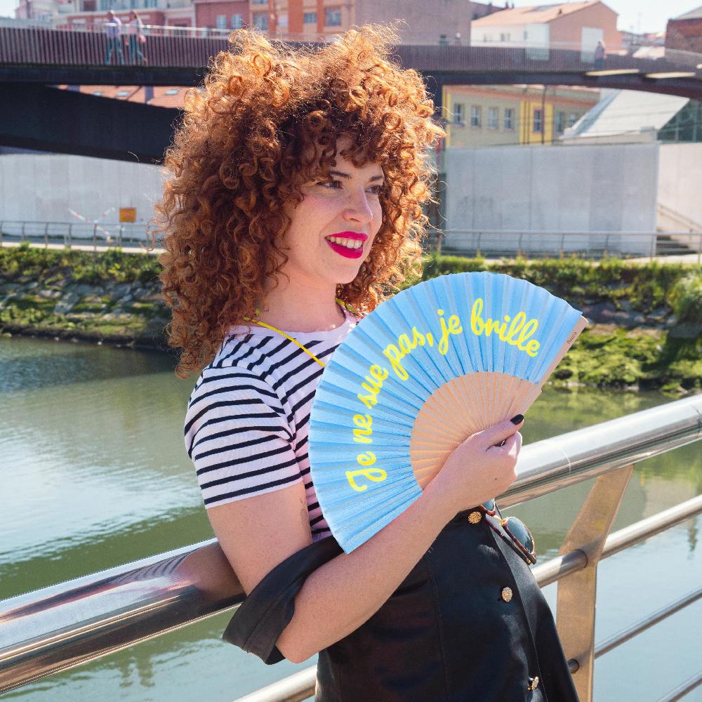 Fisura Abanico “je Ne Sue Pas Je Brille” Azul (brilla En La Oscuridad)