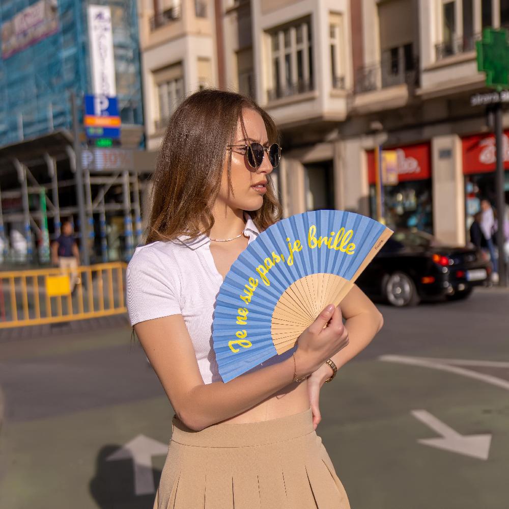 Fisura Abanico “je Ne Sue Pas Je Brille” Azul (brilla En La Oscuridad)