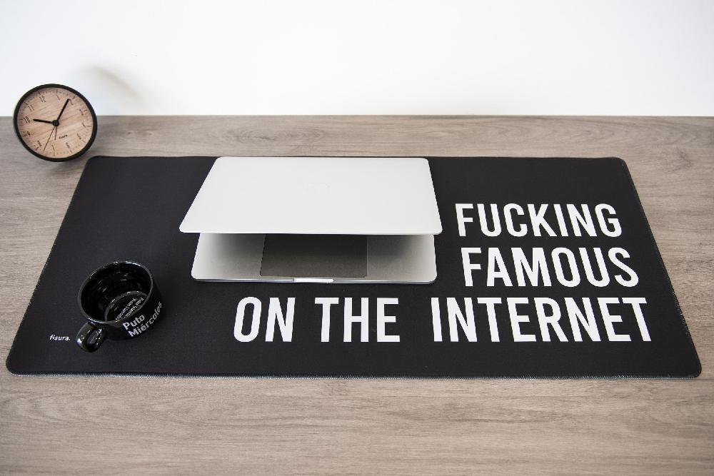 Fisura Alfombrilla Ratón XXL “Fucking Famous On The Internet”