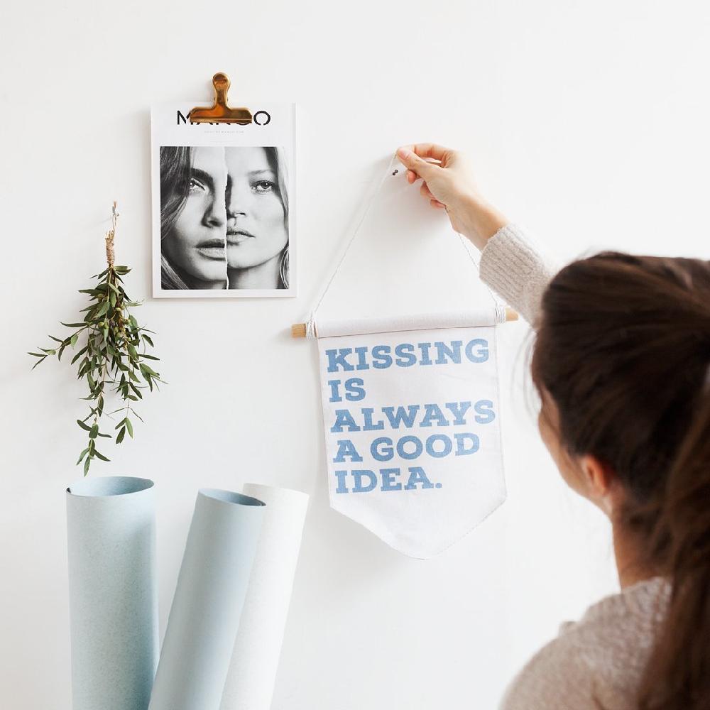 Fisura Banderola "Kissing Is Always A Good Idea"