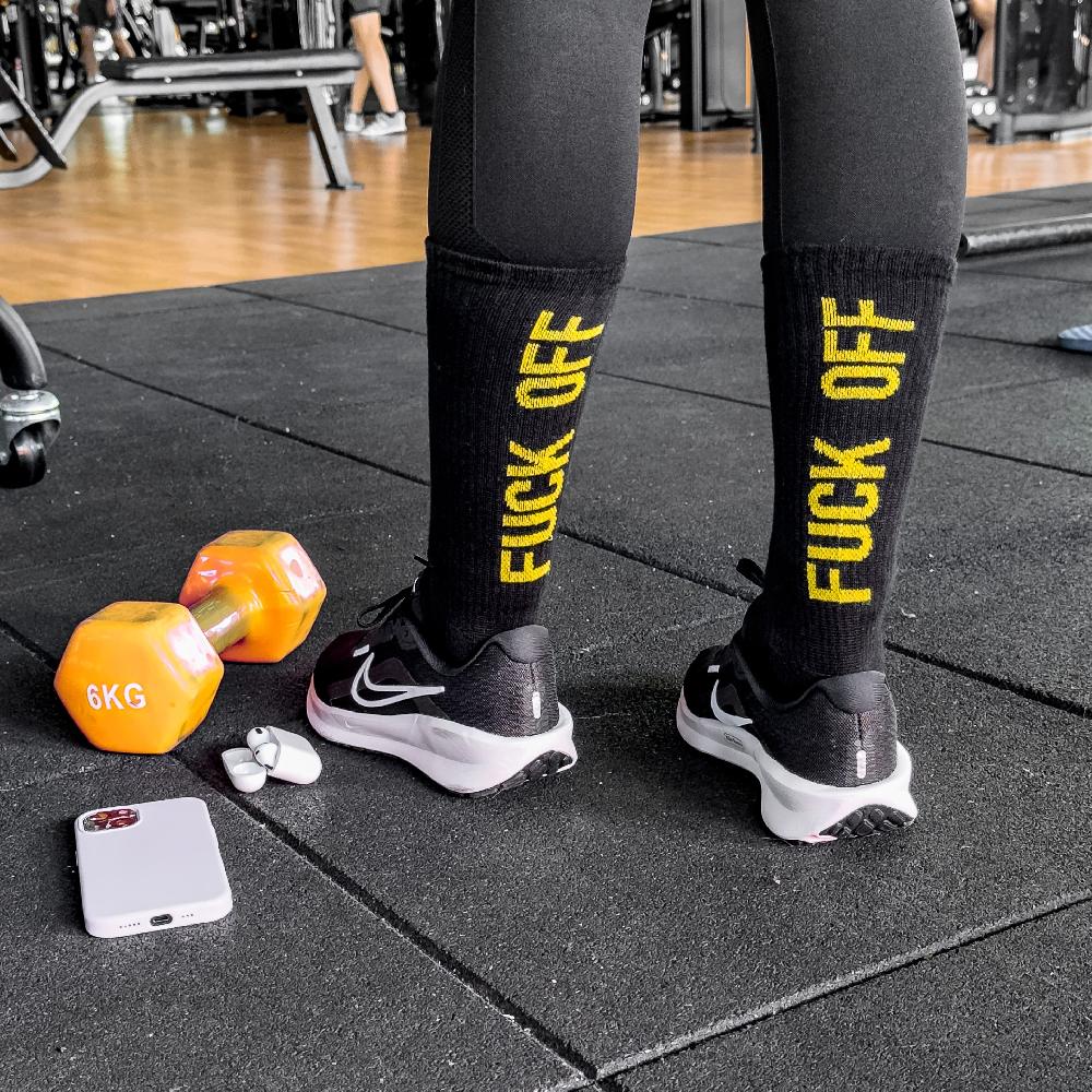 Fisura Calcetines Unisex “Fuck Off" Negro Y Amarillo