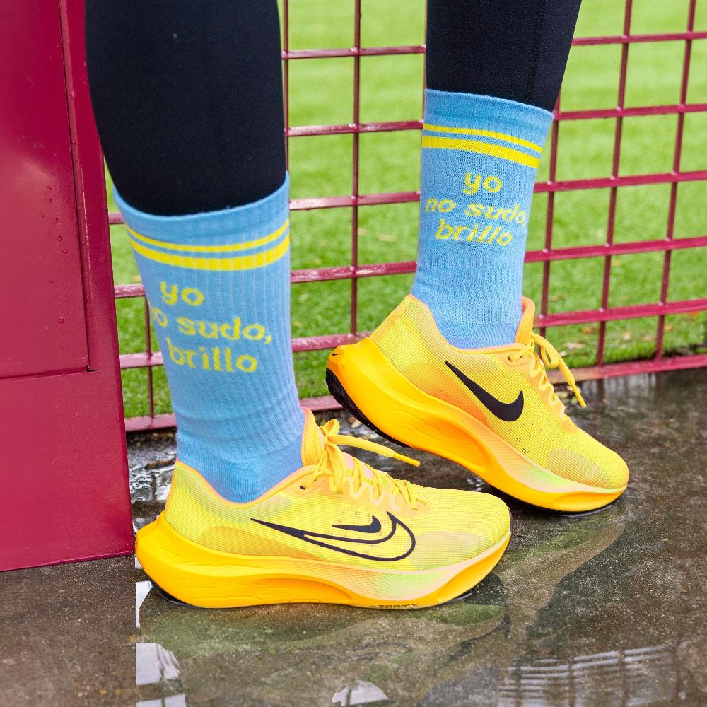 Fisura Calcetines Unisex “Yo No Sudo Brillo” Azul