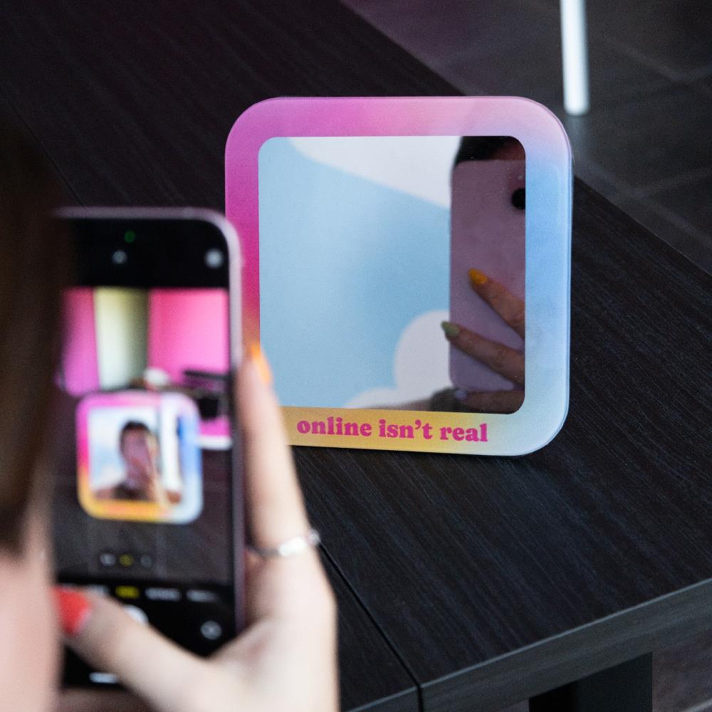 Fisura Espejo “Online Isn’t Real”