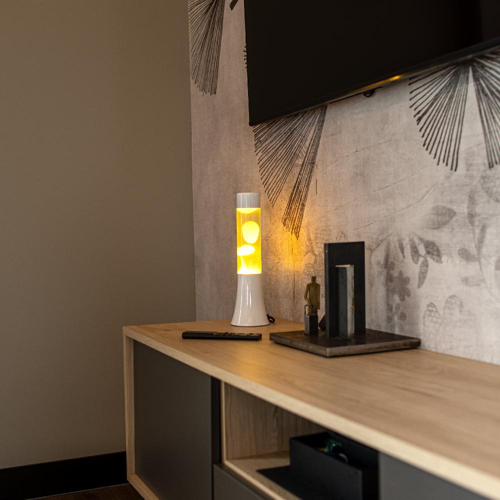 Fisura Lámpara De Lava Amarilla De 30 Cm Con Base Blanca Y Líquido Transparente