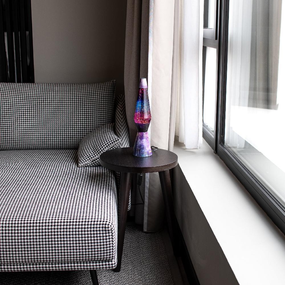 Fisura Lámpara De Lava 'Bullet' Con Base Efecto Galaxia Líquido Morado Y Purpurina