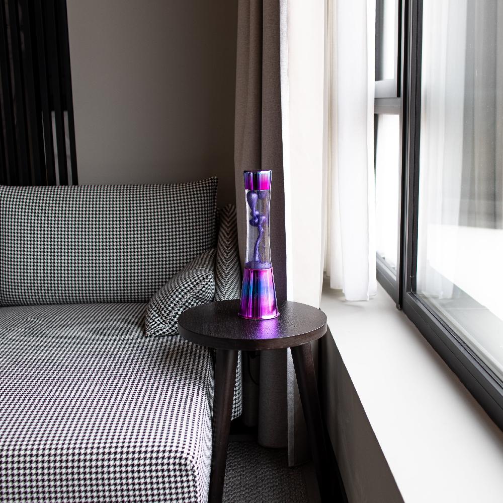 Fisura Lámpara De Lava Con Base Iridiscente Líquido Transparente Y Lava Metálica Morada