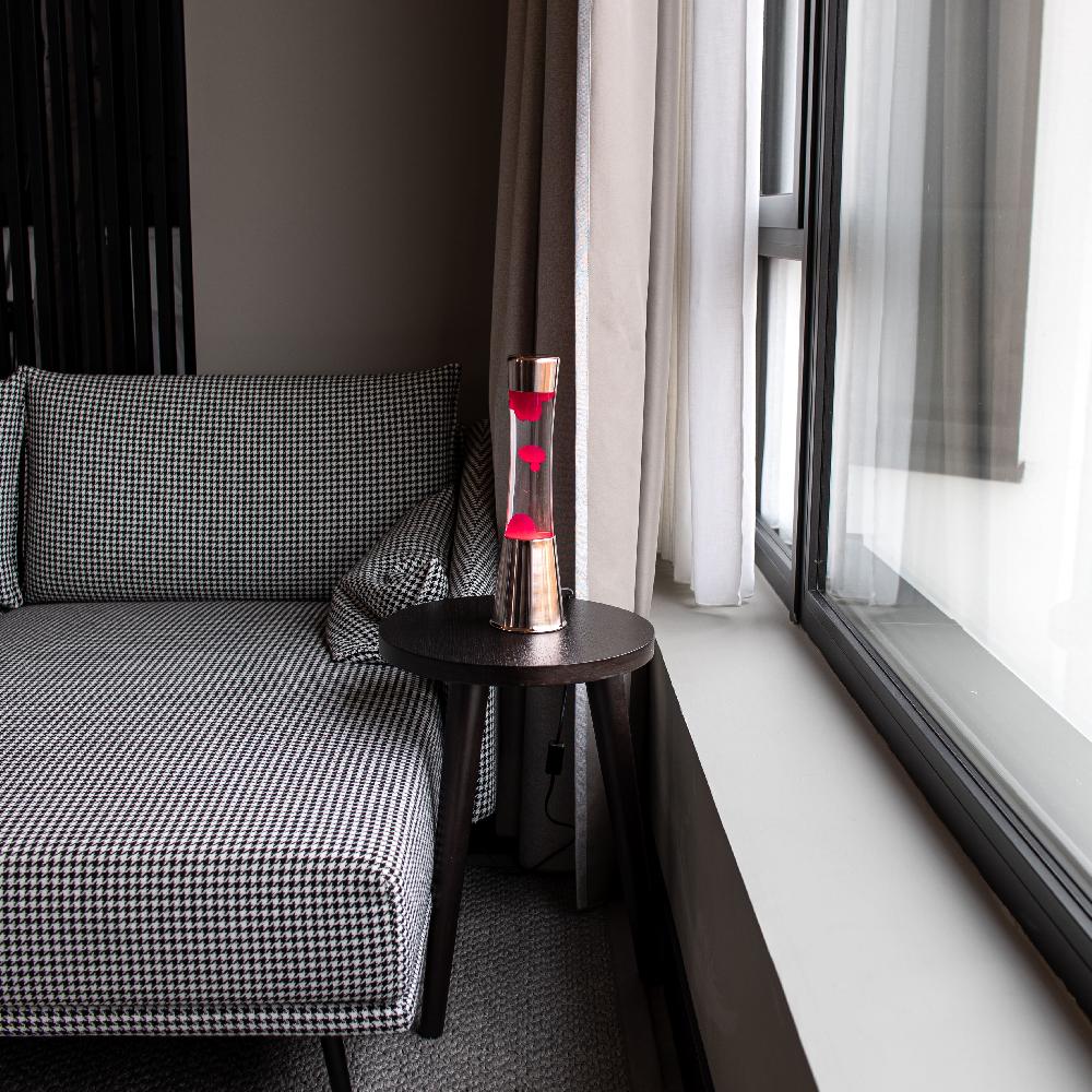 Fisura Lámpara De Lava Con Base Oro Rosa Líquido Transparente Y Lava Magenta