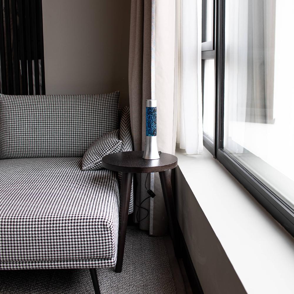 Fisura Lámpara De Lava Glitter De 30 Cm Con Base Plateada Y Líquido Azul