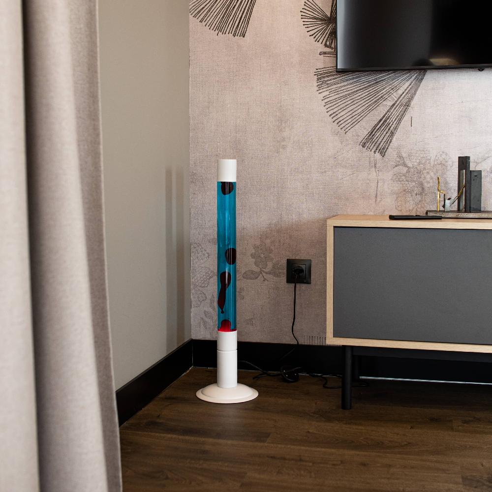 Fisura Lámpara De Lava Grande roja Con Base Blanca Y Líquido Azul