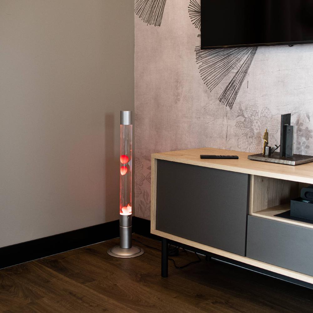 Fisura Lámpara De Lava Grande roja Con Base Plateada Y Líquido Transparente