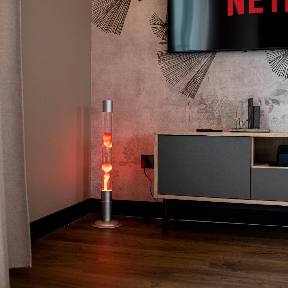 Fisura Lámpara De Lava Grande roja Con Base Plateada Y Líquido Transparente