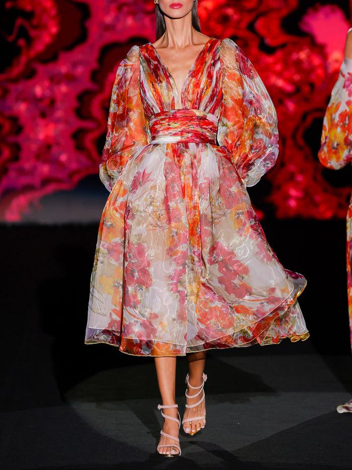 Hannibal laguna LOOK 10 Vestido KLEOFAS | Vestido en organza estampada en tonos cálidos con maxi mangas abullonadas y una falda midi con volumen