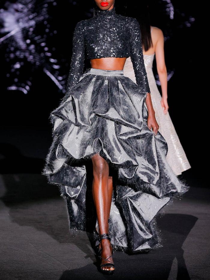 Hannibal laguna LOOK 12 Top crop JUM y Falda JAIGLU | Top crop realizado en chantilly con bordado floral en negro. Falda de fiesta realizada en organza metalizada