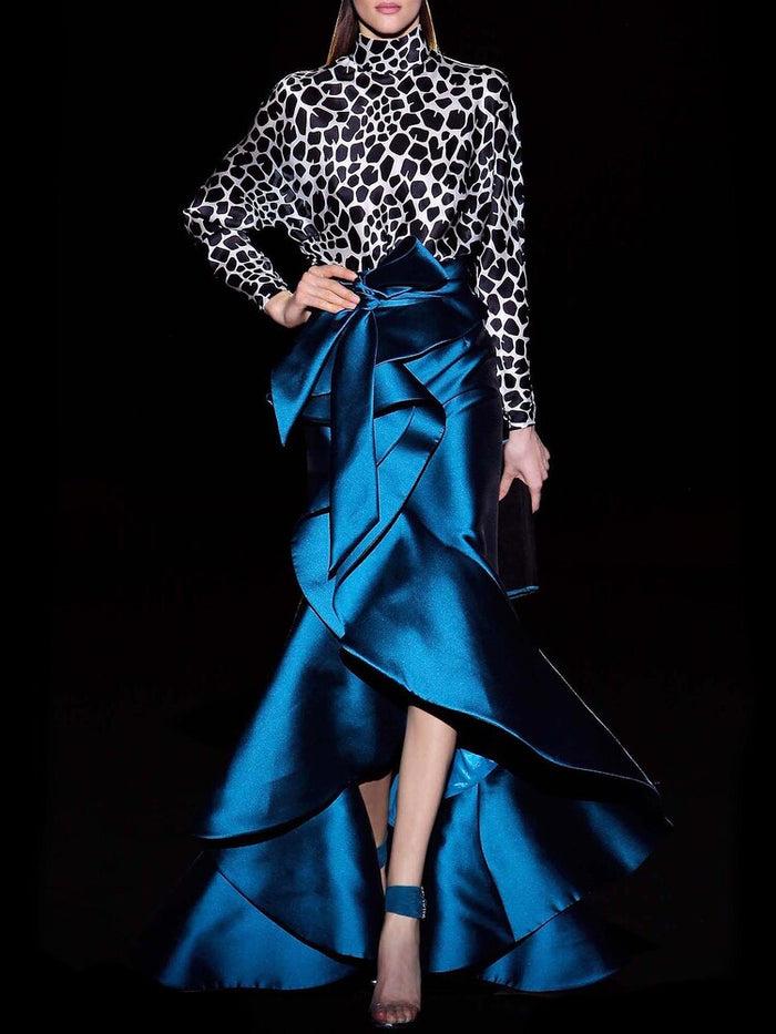 Hannibal laguna Look 18 CROSS y COSMO | Blusa en satin blanco y negro empedrado