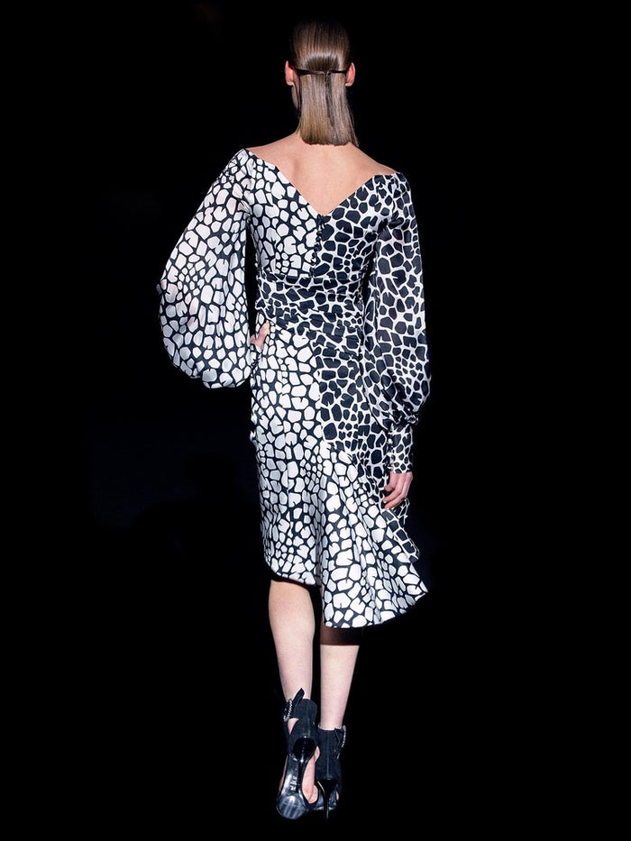 Hannibal Laguna Look 19 CATALINE | Vestido En Satin Blanco Y Negro Empedrado