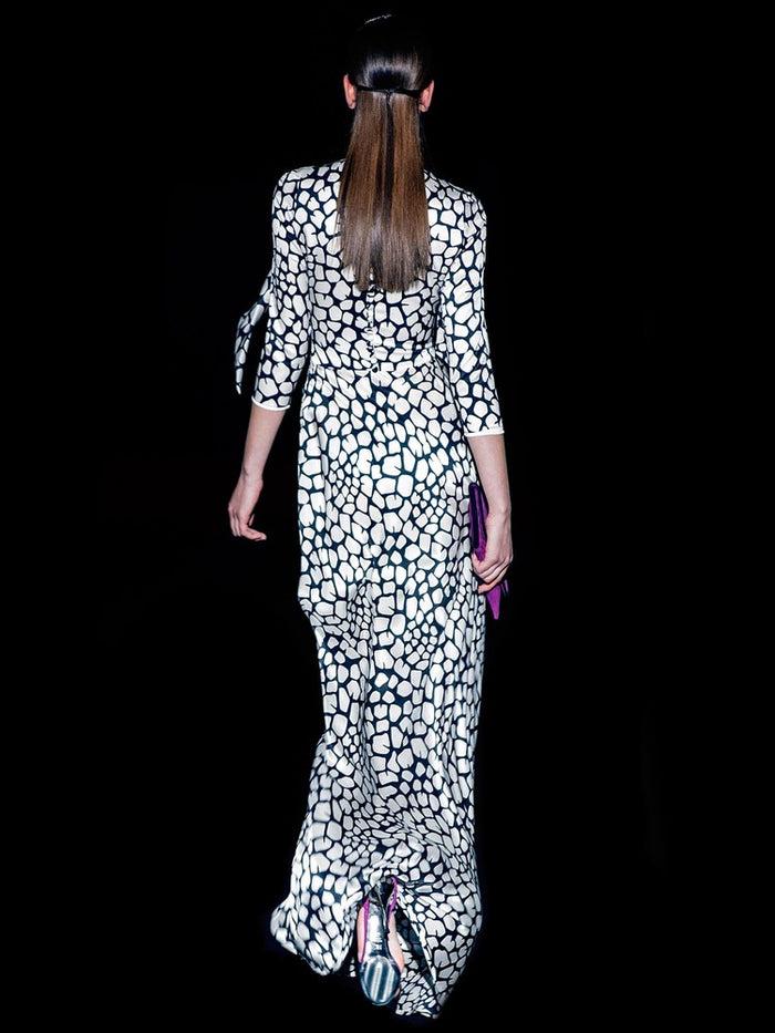 Hannibal Laguna Look 20 COLETTE | Vestido En Satin Blanco Y Negro Empedrado