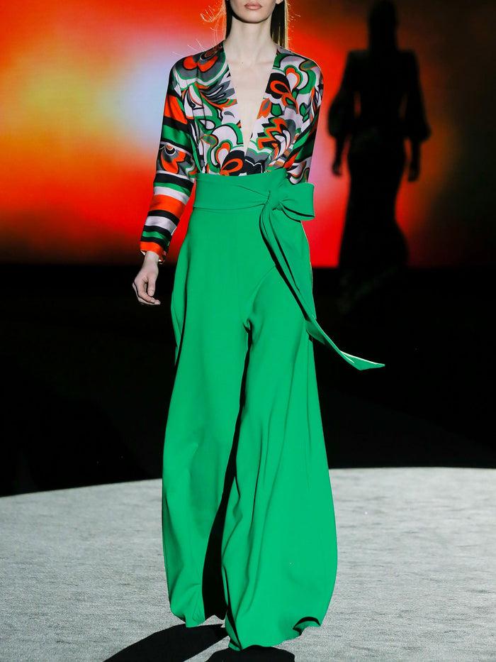 Hannibal laguna LOOK 24 FRITZ y FULVIA | Blusa en satín estampado floral. Pantalón ancho en crepe verde