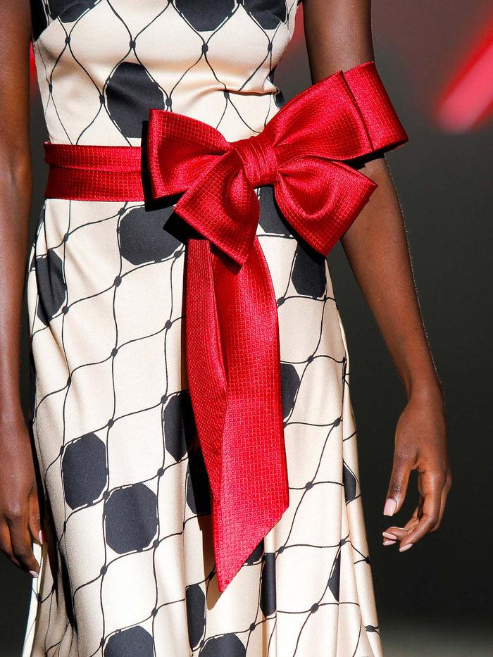 Hannibal Laguna Look 4 IRVINA | Vestido Largo De Noche En Satín Con Cinturón Rojo