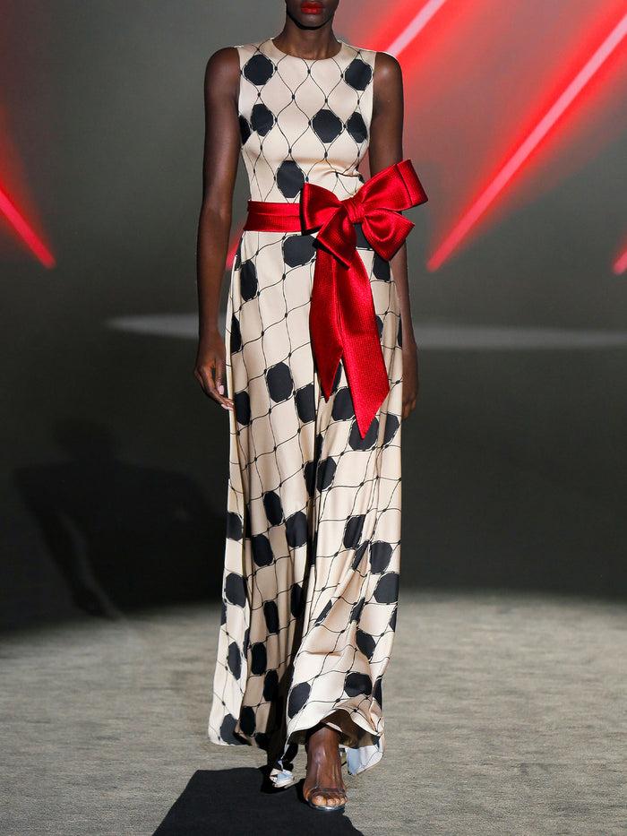 Hannibal laguna Look 4 IRVINA | Vestido largo de noche en satín con cinturón rojo