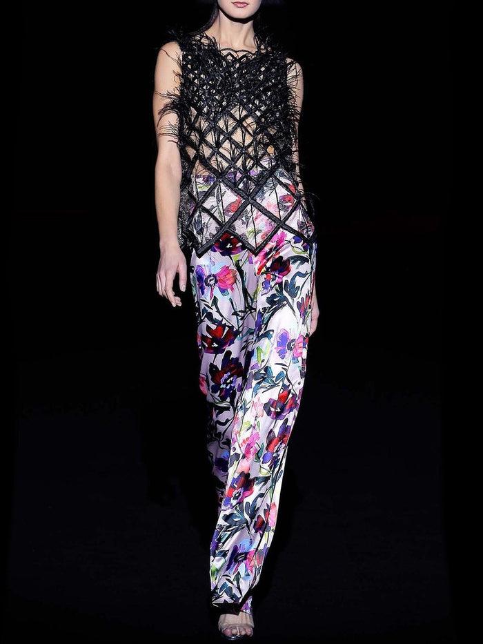 Hannibal laguna Look 7 CAPRIOLA y CHER | Blusa tul bordado y plumas y pantalón en satin estampado