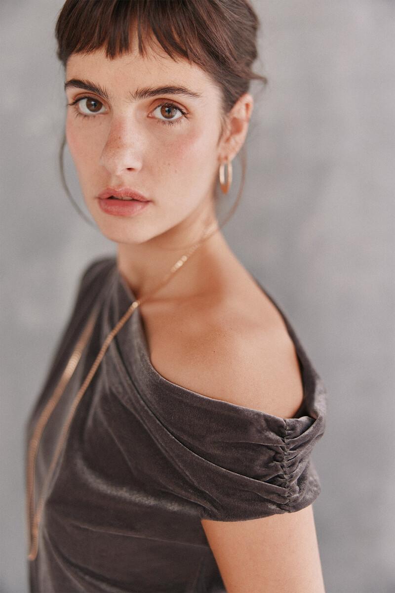 Hoss Intropia Sol. Camiseta Ajustada De Terciopelo | Camisetas Y Tops De Mujer | Hoss Intropia