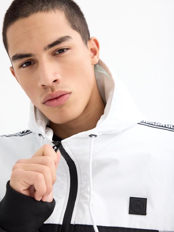 In Side Cazadora Cortavientos Con Capucha Colour Block